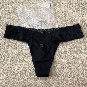 NEW Victoria’s Secret Lacy Hem Thong Panties Lingerie Black Medium String NWT